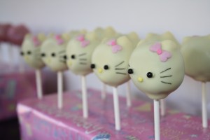 hello kitty cake pops